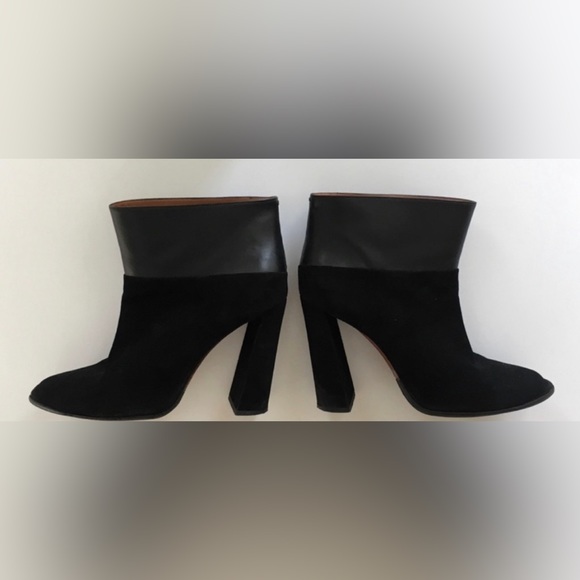 CALVIN KLEIN Leather & Suede heeled ankle bootie. Size 10. - Picture 5 of 6